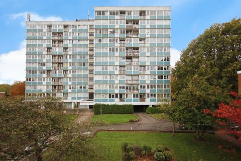 2 bed property, in Kenilworth Court, £100,000