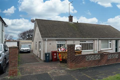 2 bed property, in Combe View, £185,000
