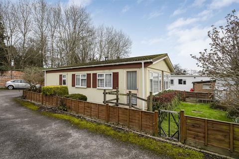2 bed property, in Peppard Road, £150,000