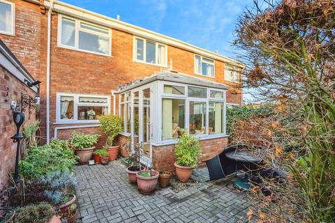 4 bed property, in Park View, £290,000