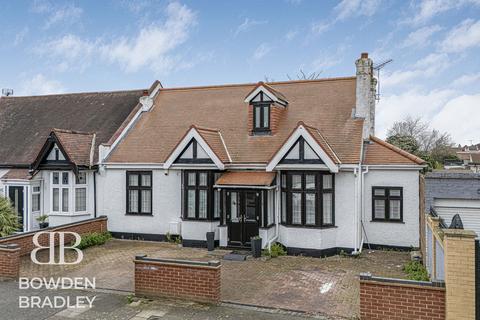 6 bed property, in Westrow Gardens, £900,000
