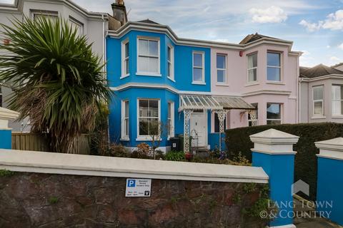 4 bed property, in Hermitage Road, £425,000