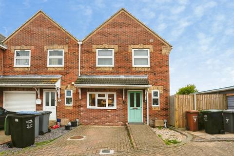 3 bed property, in Sandbanks Court, £300,000
