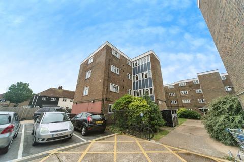 1 bed property, in Allfrey Road, £140,000