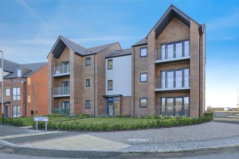2 bed property, in Round Meadow Road, £175,000