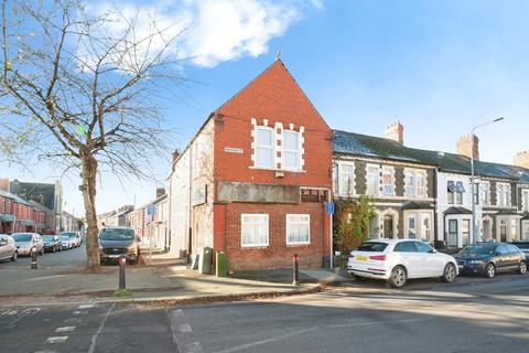 4 bed property, in Beresford Road, £180,000