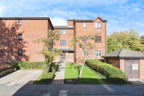 1 bed property, in Linnet Way, £110,000