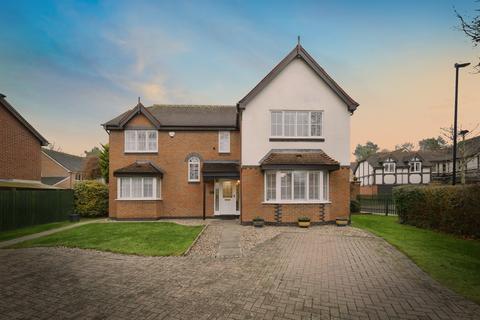 5 bed property, in Heath Green Way, £725,000