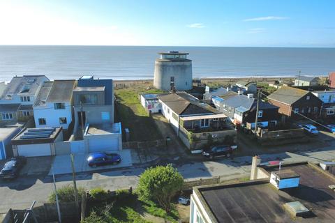 3 bed property, in Coast Road, £290,000