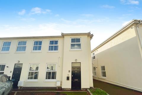 2 bed property, in Walton Road, £195,000