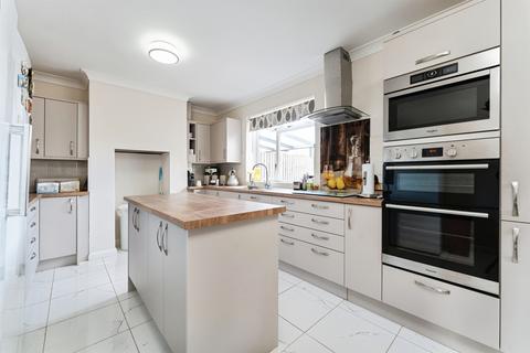 3 bed property, in Plains Lane, £270,000