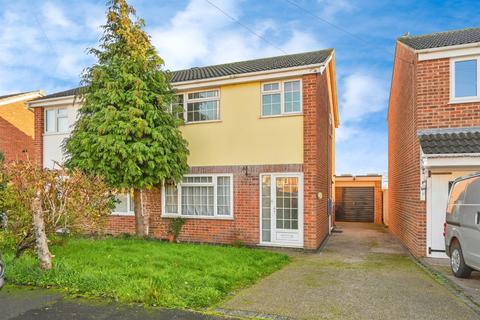 3 bed property, in Wren Park Close, £195,000