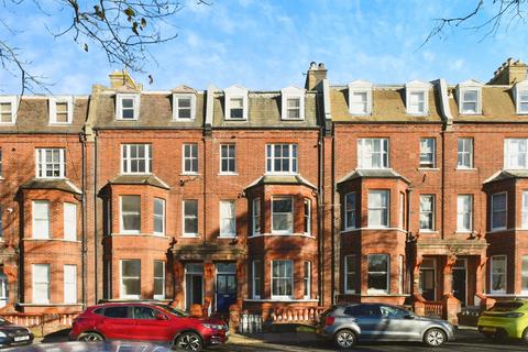 1 bed property, in College Terrace, £270,000