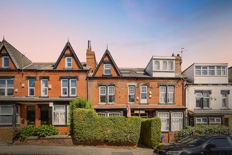 8 bed property, in Headingley Avenue, £500,000