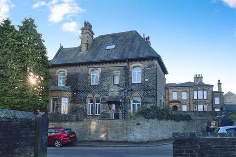 6 bed property, in Balmoral Place, £375,000