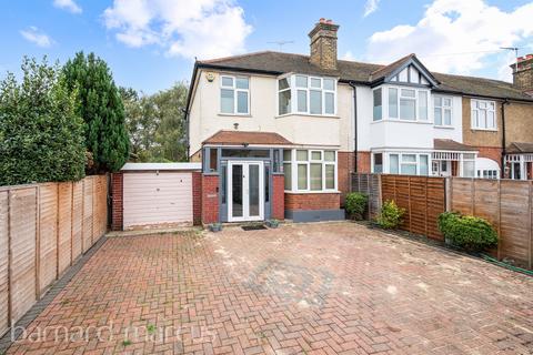 3 bed property, in Clarence Avenue, £900,000