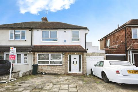 3 bed property, in Millbrook Gardens, £600,000