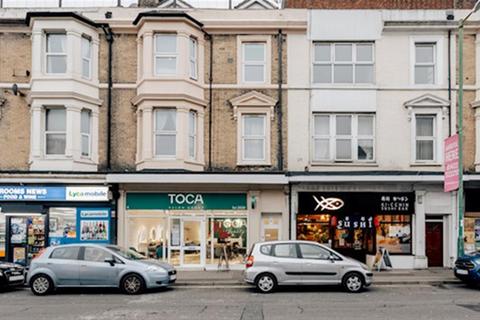 2 bed property, in Lansdowne Road, £198,000