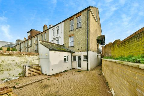 3 bed property, in Marshgate Drive, £450,000