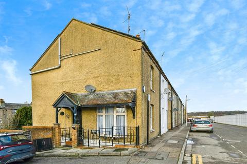 3 bed property, in Marshgate Drive, £450,000