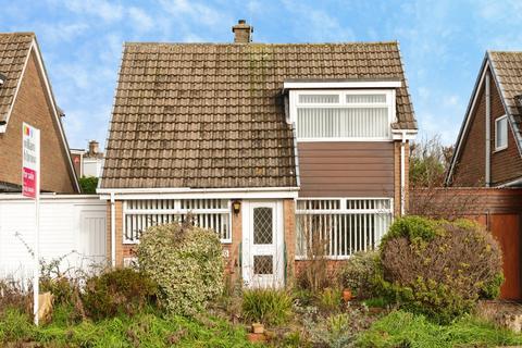 4 bed property, in Queensmead, £230,000