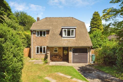 4 bed property, in Sandown Close, £750,000