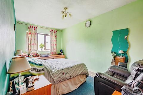 2 bed property, in Clarendon Road, £215,000