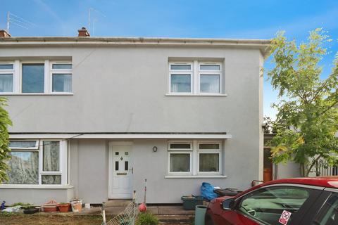 2 bed property, in Rodbourne Road, £245,000
