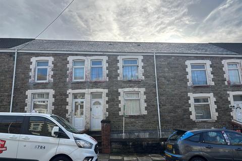 3 bed property, in Alexandra Road, £90,000
