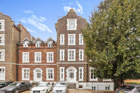 1 bed property, in Upton Park, £110,000