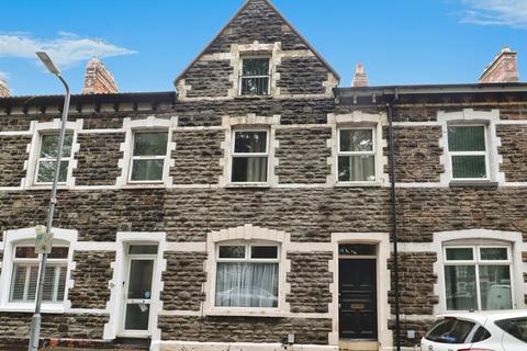 5 bed property, in Adamsdown Square, £350,000