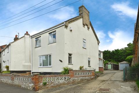 4 bed property, in Upgate Street, £180,000