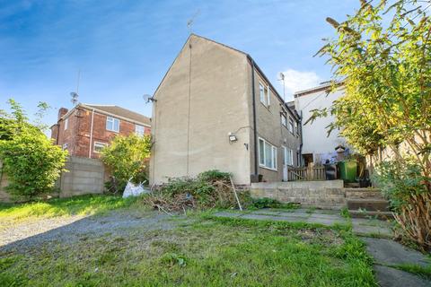 2 bed property, in High Street, £120,000