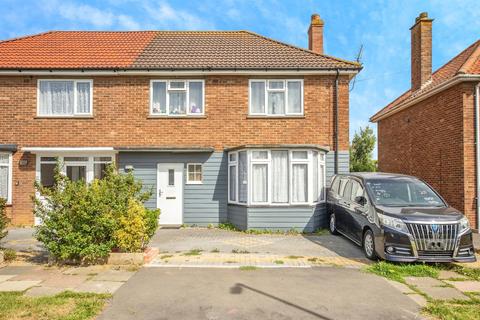 3 bed property, in Renfrew Road, £250,000