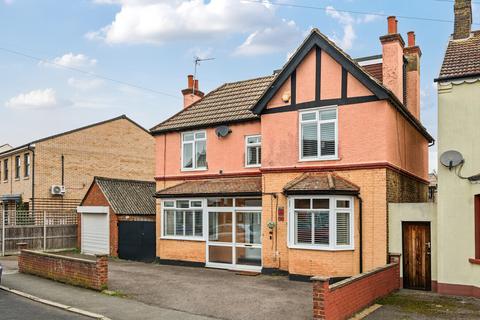 4 bed property, in Wood Street, £795,000