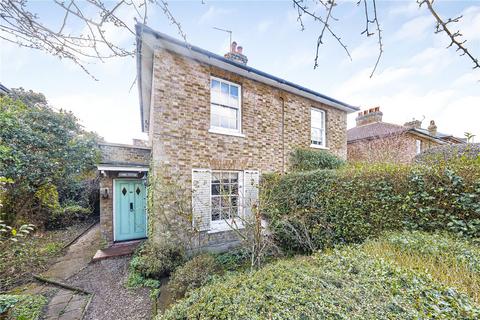 2 bed property, in Chestnut Grove, £650,000
