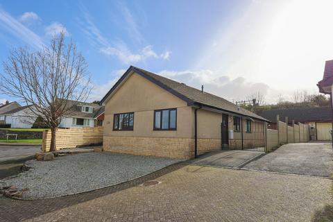 2 bed property, in Oaktree Close, £445,000