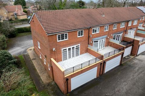 5 bed property, in Belgrave Road, £875,000