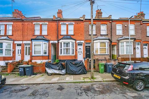 2 bed property, in St. Saviours Crescent, £240,000