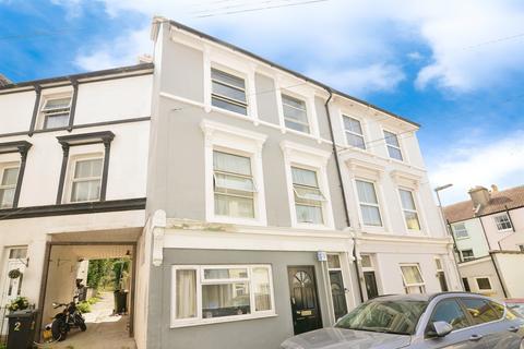 3 bed property, in Hughenden Road, £170,000