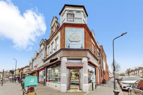 8 bed property, in High Road, £275,000