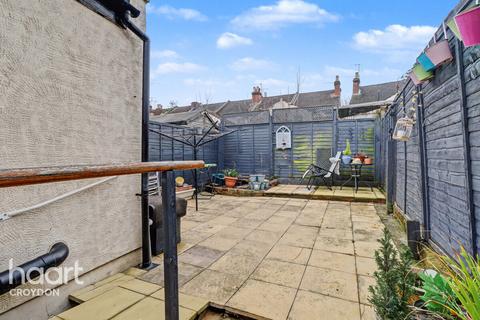 2 bed property, in Pemdevon Road, £350,000