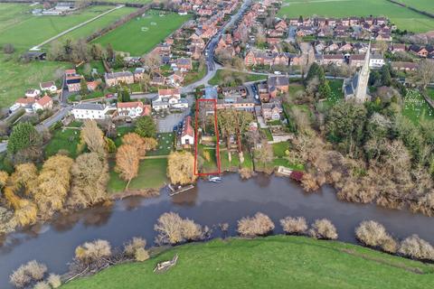4 bed property, in The Poplars, £575,000