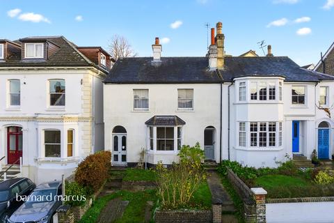 3 bed property, in Upper Bridge Road, £580,000