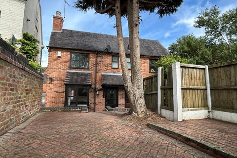 2 bed property, in Silver Street, £135,000