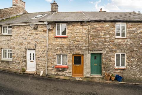 1 bed property, in High Street, £150,000