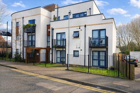 1 bed property, in Chandos Parade, £220,000