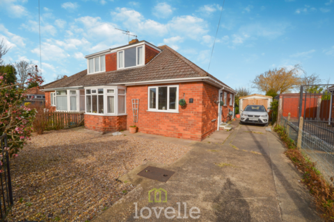 2 bed property, in Marquis Avenue, £187,500