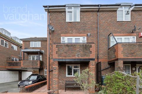 3 bed property, in Crown Close, £675,000