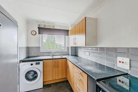 1 bed property, in Lyndale Road, £200,000